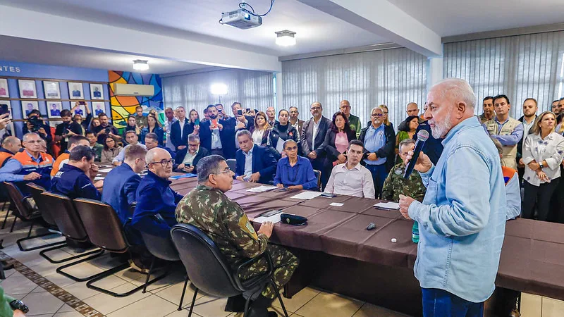 O presidente Lula com ministros no Rio Grande do Sul.